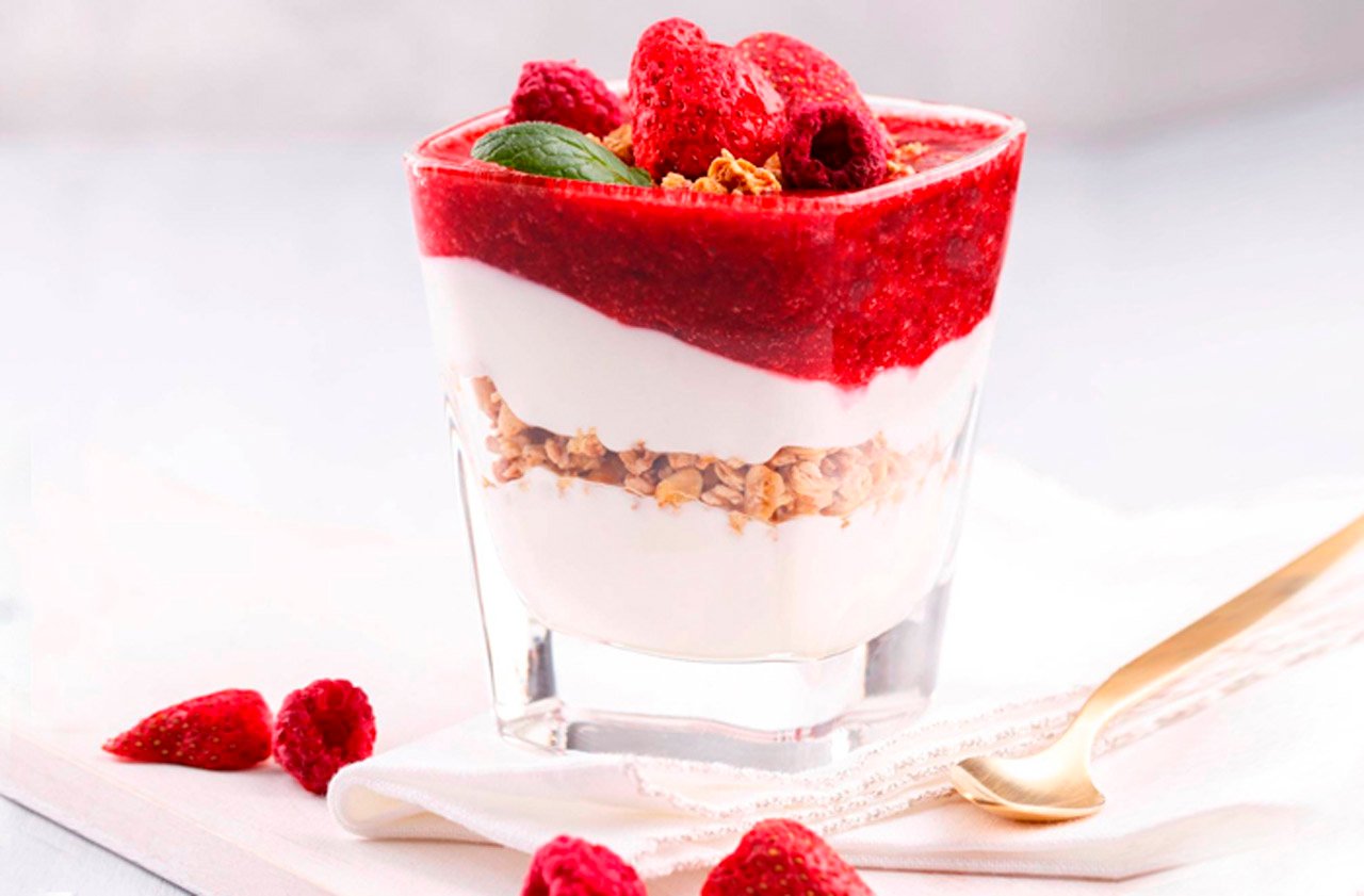 Yogur con frutas liofilizadas y nueces